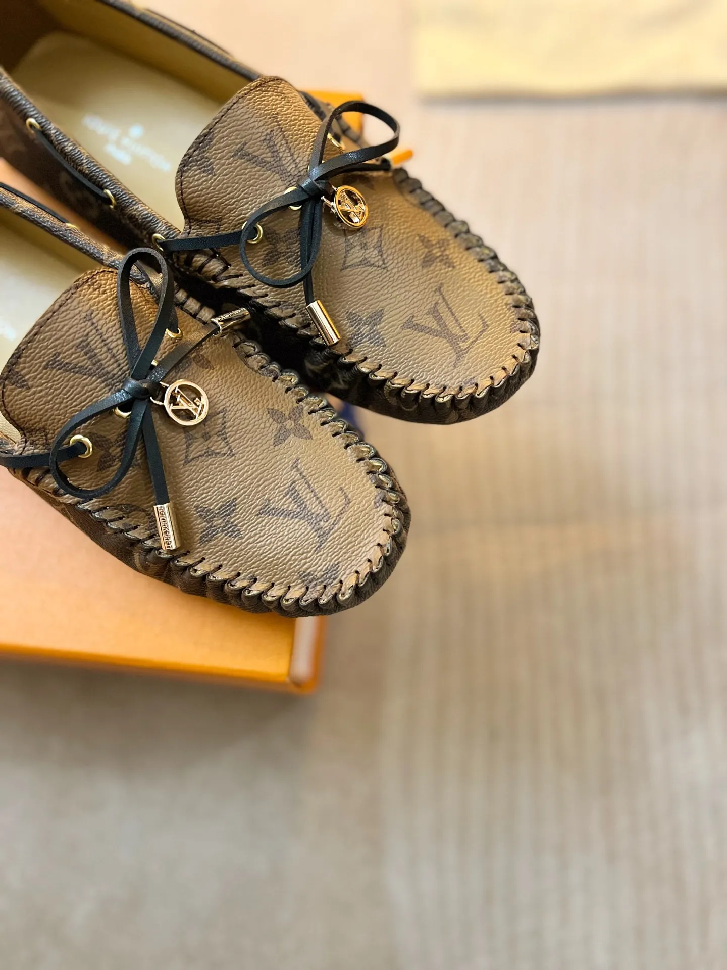 p460💰Couple model❤️🇫🇷 𝙇𝙤𝙪𝙞𝙨 𝙑𝙪𝙞𝙩𝙩𝙤𝙣 🇫🇷Louis Vuitton 2023 Classic𝓛𝓿 𝓣𝓻𝓪𝓲𝓷𝓮𝓻 Sports Series ➪➪➪¯ [Arizona Doudou Shoes Series] ▪️▪️▪️Arizona slip-on shoes are made of Monogram Eclipse canvas. Its hand-painted and dyed edges and hand-sewn uppers fully demonstrate Louis Vuitton's traditional shoemaking craftsmanship. This slip-on shoe is very lightweight. The integrated tongue and upper make it particularly comfortable and flexible. The soft outsole is equipped with rubber padding. Decorated with matching sash. Detailed features: ☑️Monogram Eclipse canvas ☑️Black Eclipse pattern ☑️Hand-painted shoe edges ☑️Hand-sewn uppers (each pair takes time to process) ☑️Integrated tongue and upper construction ☑️Outsole equipped with rubber lining ☑️size: 35_46